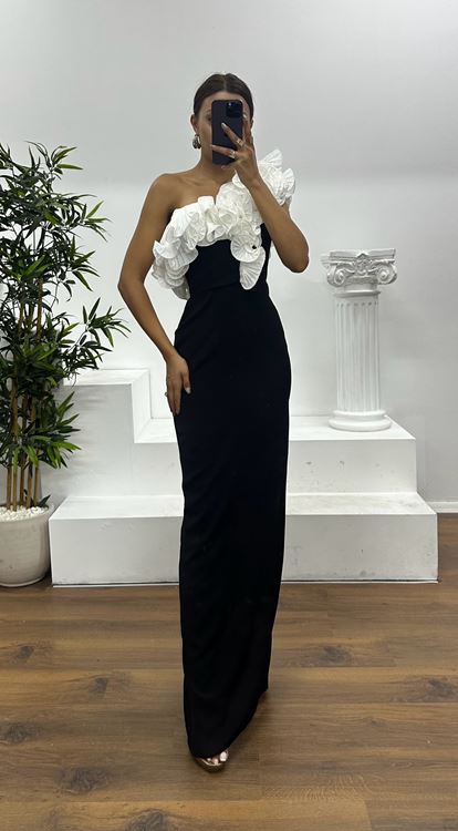 فستان سهرة أسود وأبيض بكتف واحد مكشكش