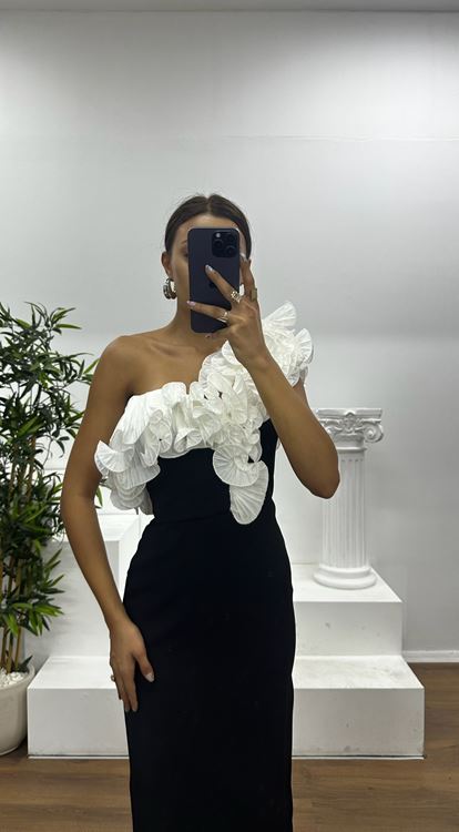فستان سهرة أسود وأبيض بكتف واحد مكشكش