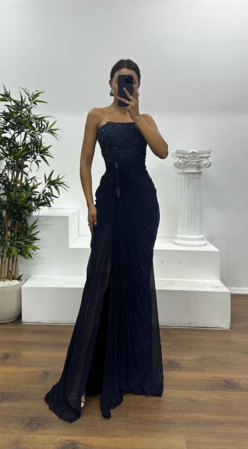 Marineblaues trägerloses, plissiertes Abendkleid