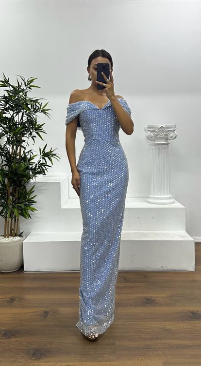 Abito da sera con scollo a barca indaco e paillettes
