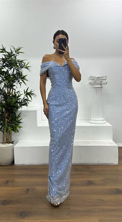 Abito da sera con scollo a barca indaco e paillettes
