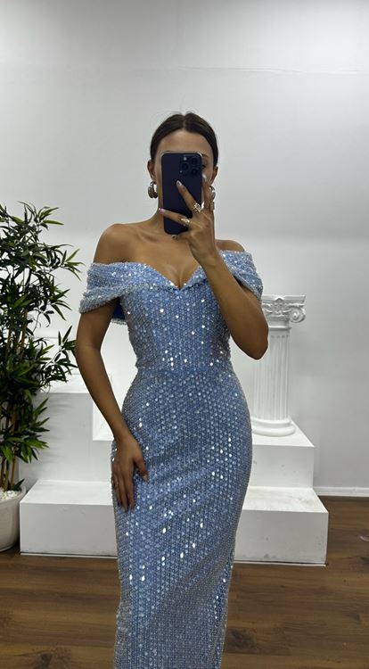 Abito da sera con scollo a barca indaco e paillettes