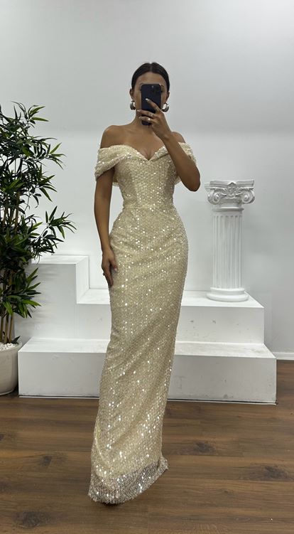 Abito da sera beige con scollo a barca e paillettes