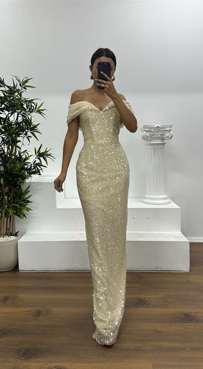 Abito da sera beige con scollo a barca e paillettes