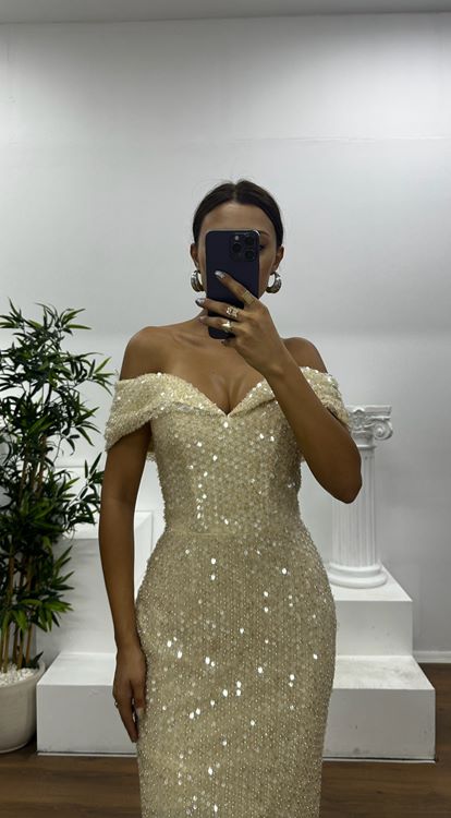 Abito da sera beige con scollo a barca e paillettes