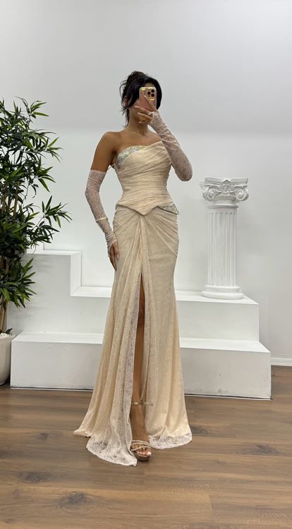 Vestido de noche de encaje sin tirantes beige