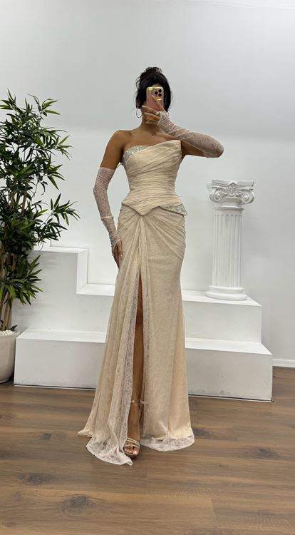 Vestido de noche de encaje sin tirantes beige