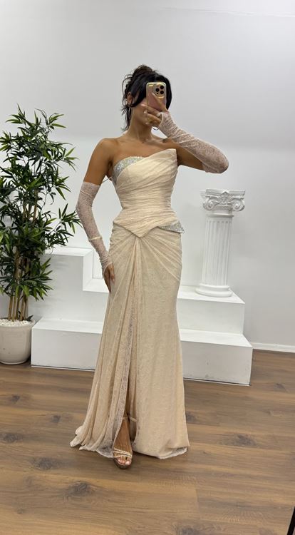 Vestido de noche de encaje sin tirantes beige