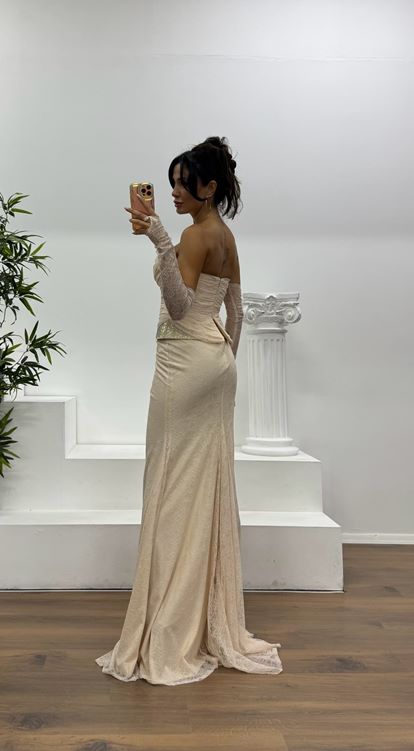 Vestido de noche de encaje sin tirantes beige