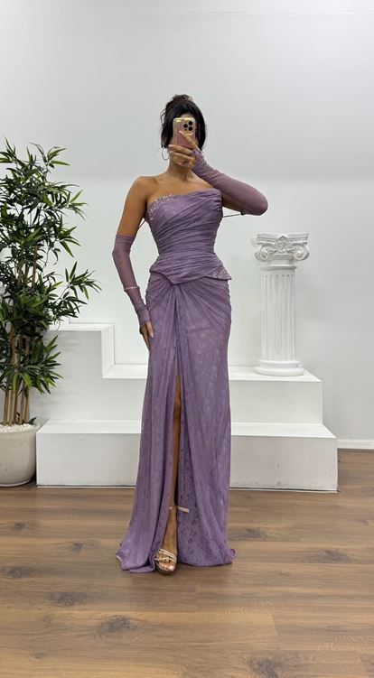 Vestido de noche de encaje sin tirantes color lavanda