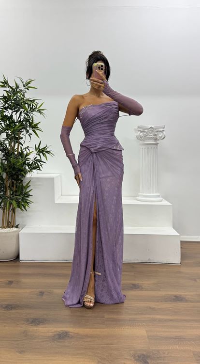 Vestido de noche de encaje sin tirantes color lavanda