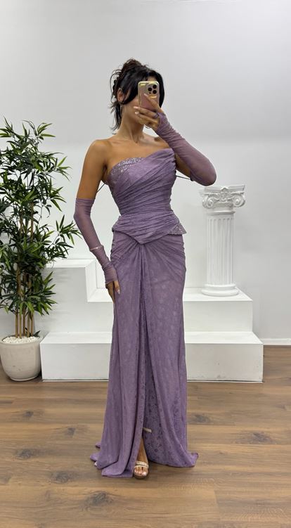 Vestido de noche de encaje sin tirantes color lavanda