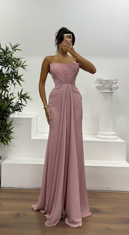 Vestido de noche sin tirantes color rosa empolvado