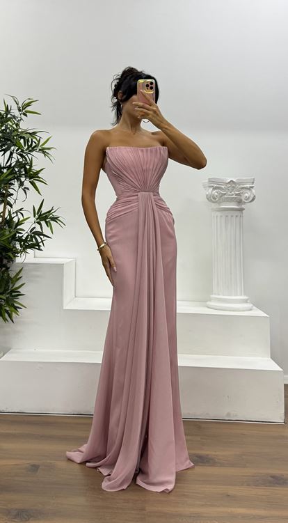 Vestido de noche sin tirantes color rosa empolvado