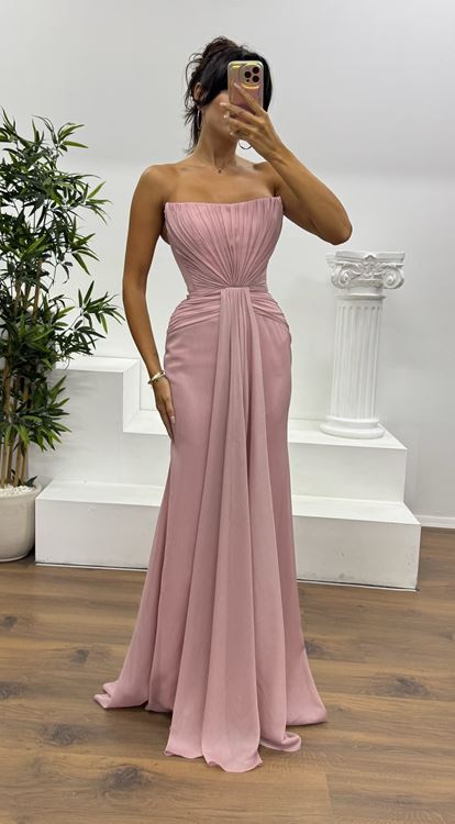 Vestido de noche sin tirantes color rosa empolvado