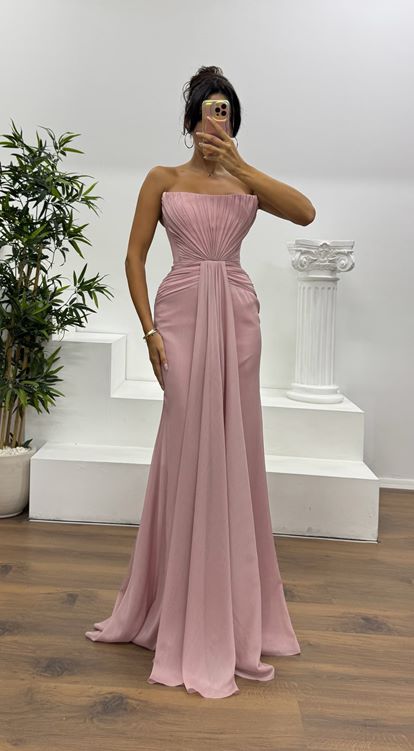 Vestido de noche sin tirantes color rosa empolvado