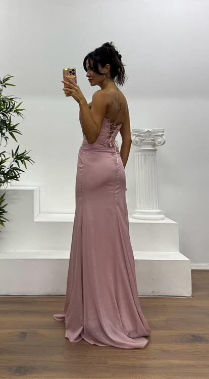 Vestido de noche sin tirantes color rosa empolvado