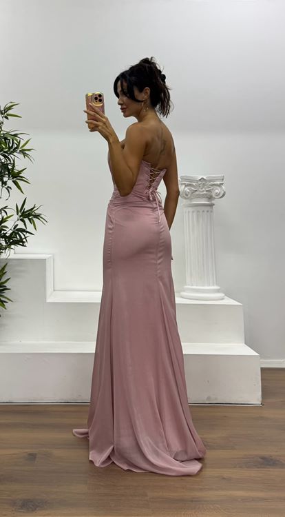 Vestido de noche sin tirantes color rosa empolvado