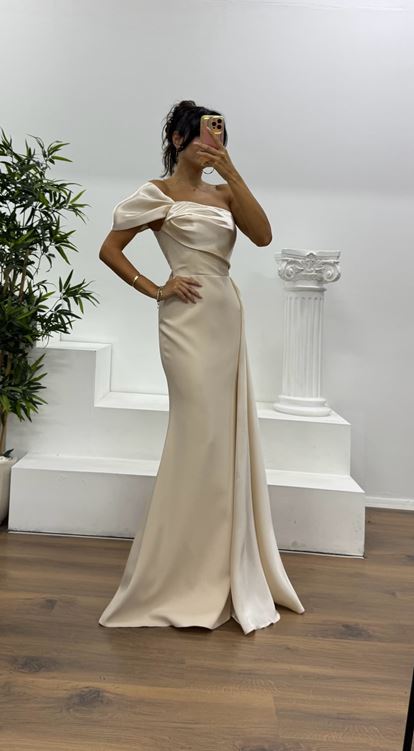 Abito da sera monospalla in raso dorato con dettagli