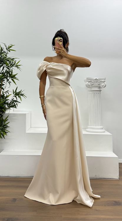 Abito da sera monospalla in raso dorato con dettagli