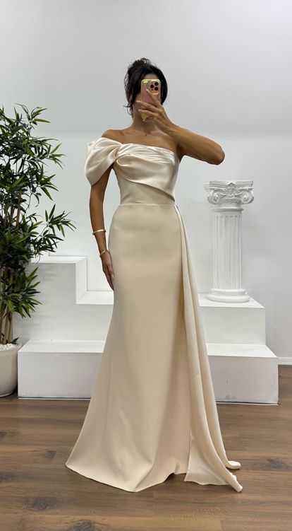 Abito da sera monospalla in raso dorato con dettagli