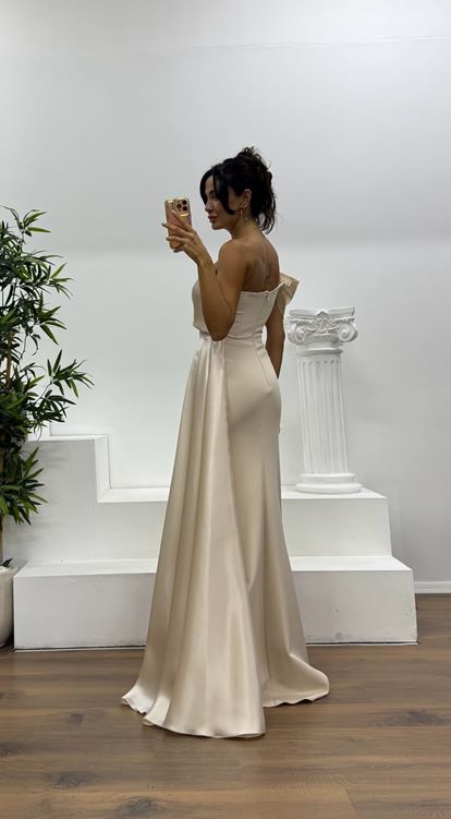 Abito da sera monospalla in raso dorato con dettagli