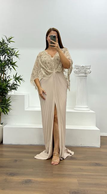 Robe de soirée grande taille en mousseline de soie beige avec détails en dentelle