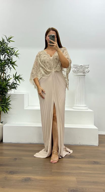 Abito da sera taglie forti in chiffon beige con dettagli in pizzo