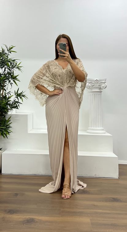 Abito da sera taglie forti in chiffon beige con dettagli in pizzo