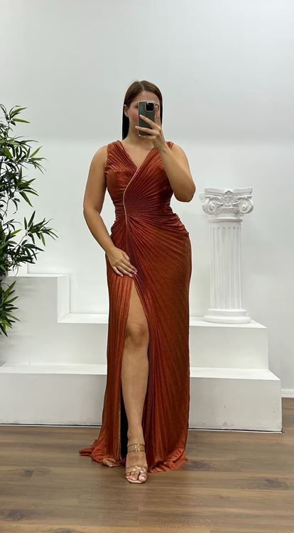 Rotes Abendkleid in Übergröße mit V-Ausschnitt und Steindetail