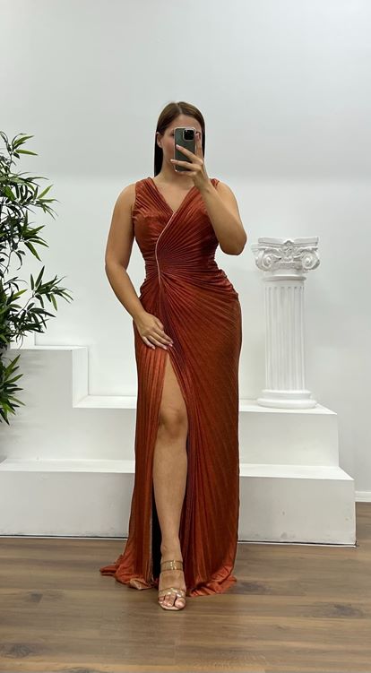Rotes Abendkleid in Übergröße mit V-Ausschnitt und Steindetail