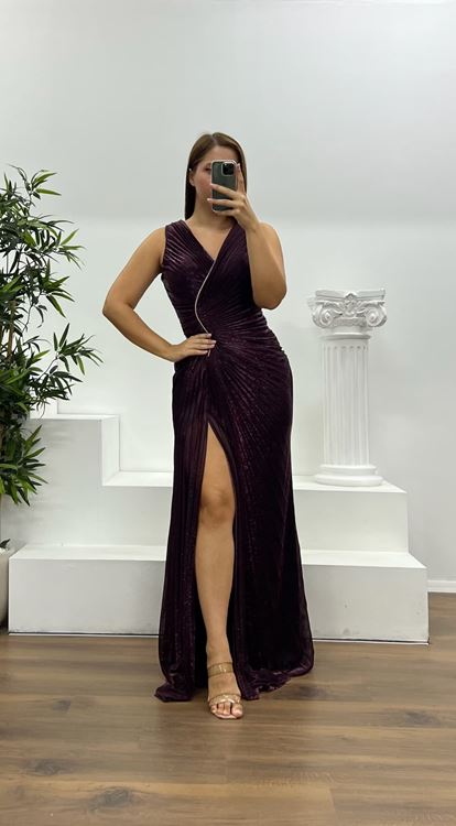 Robe de soirée grande taille à col en V et détails en pierre Murmur