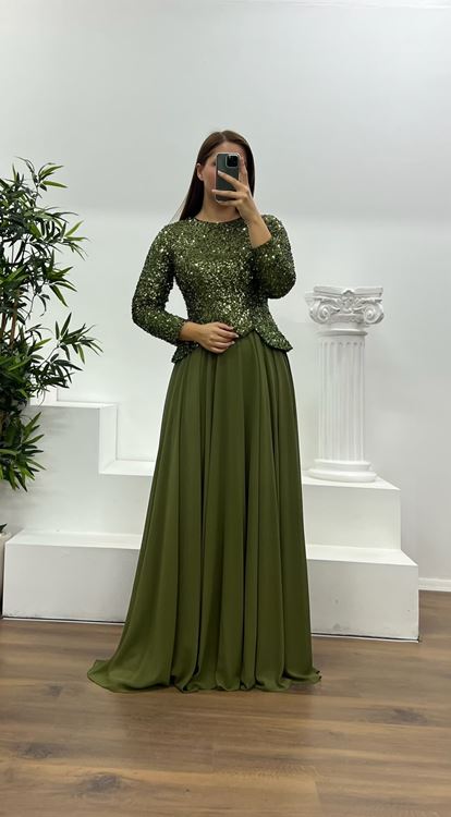 Vestido de noche de talla grande color caqui con lentejuelas y mangas largas