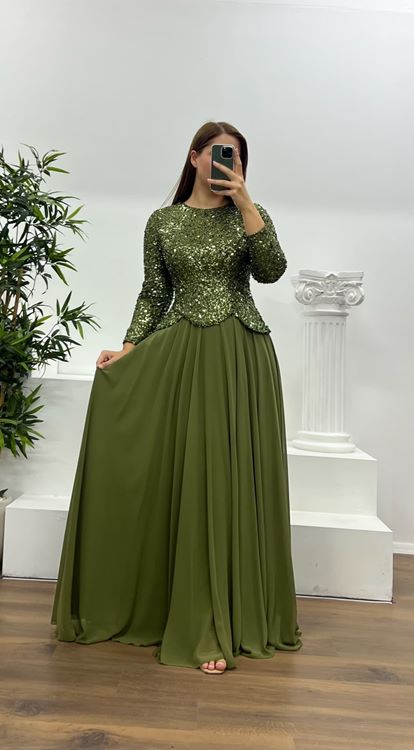 Vestido de noche de talla grande color caqui con lentejuelas y mangas largas