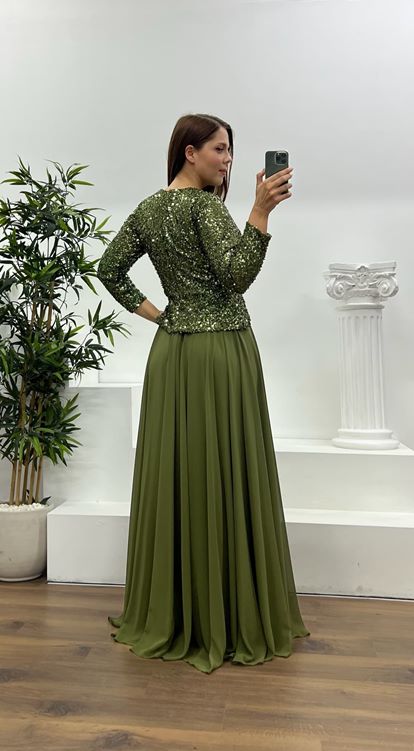 Vestido de noche de talla grande color caqui con lentejuelas y mangas largas