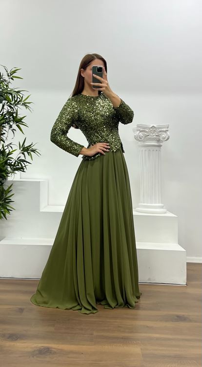 Vestido de noche de talla grande color caqui con lentejuelas y mangas largas