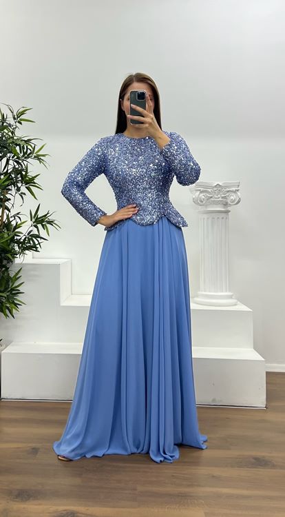 Vestido de noche azul de talla grande con lentejuelas y mangas largas