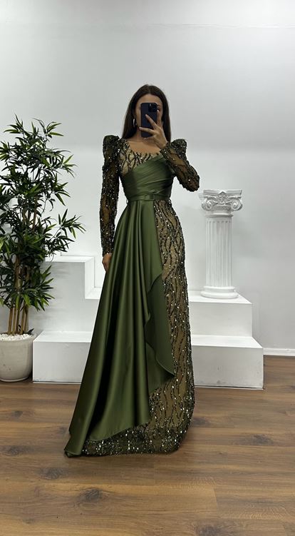 Vestido de noche color caqui con cuello cuadrado y bordados