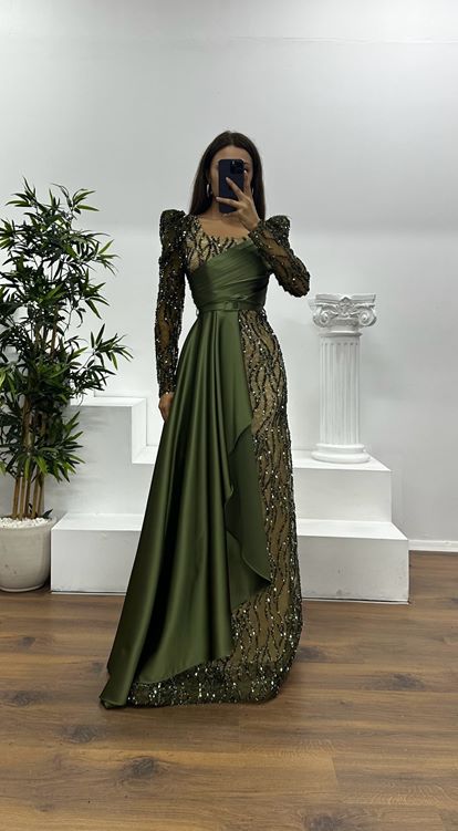 Vestido de noche color caqui con cuello cuadrado y bordados