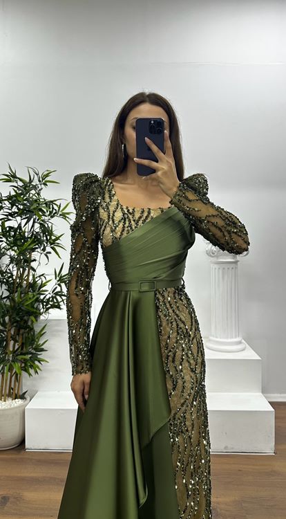 Vestido de noche color caqui con cuello cuadrado y bordados