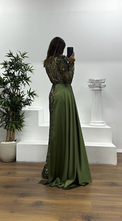 Vestido de noche color caqui con cuello cuadrado y bordados