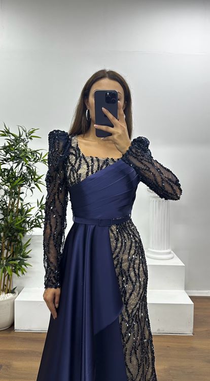 Vestido de noche azul marino con escote cuadrado bordado