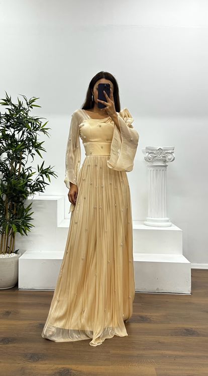 Vestido de noche dorado de gasa con un hombro al descubierto y detalle de perlas