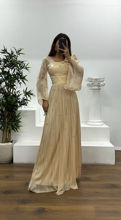 Vestido de noche dorado de gasa con un hombro al descubierto y detalle de perlas