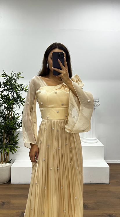 Vestido de noche dorado de gasa con un hombro al descubierto y detalle de perlas