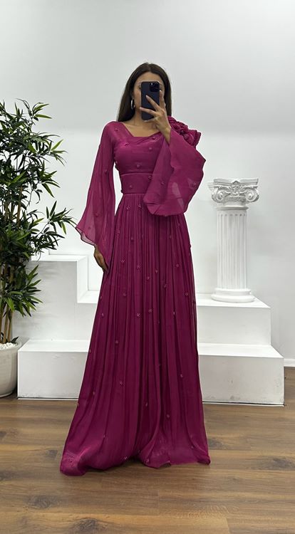 Vestido de noche Fusya de gasa con detalle de perlas y un solo hombro