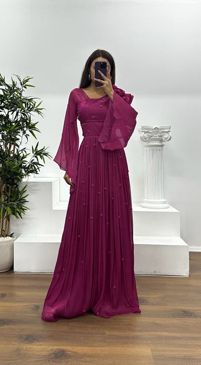 Vestido de noche Fusya de gasa con detalle de perlas y un solo hombro