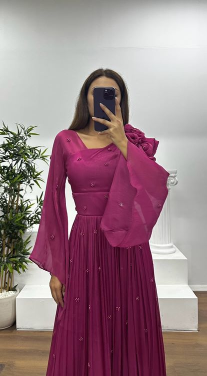 Vestido de noche Fusya de gasa con detalle de perlas y un solo hombro