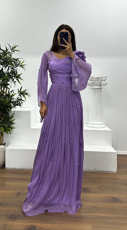 Vestido de noche de gasa con detalle de perlas y un hombro en color lila