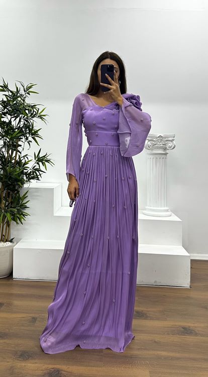 Vestido de noche de gasa con detalle de perlas y un hombro en color lila